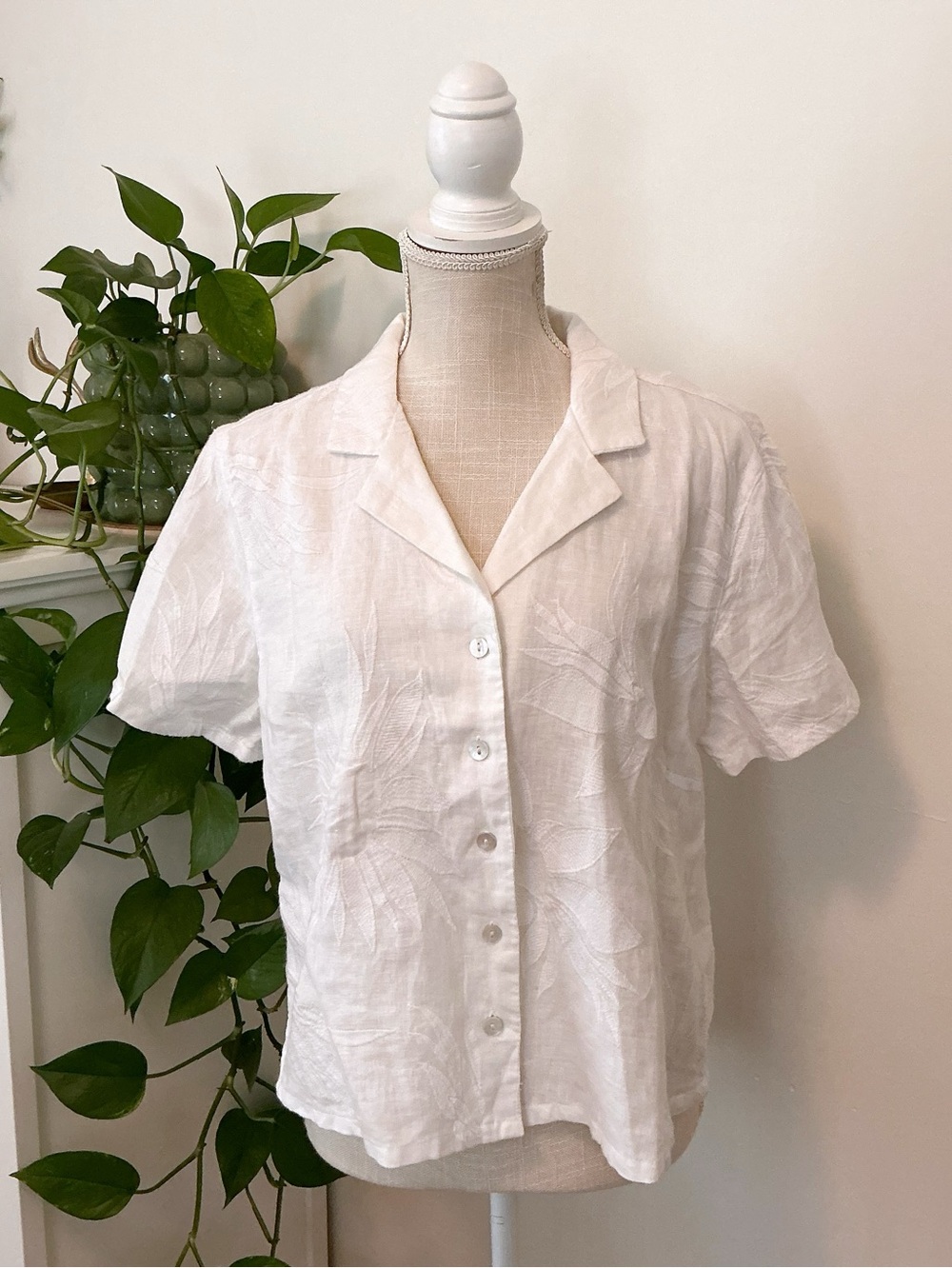 Joie | White Line Blend Embroidered Button Up Short Sleeve Shirt size Medium